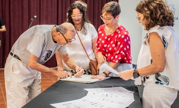 Imagen de la nota: Se realizó un nuevo acto de firma escrituras: 63 familias concretaron el trámite