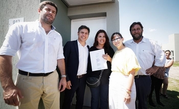 Imagen de la nota: Kicillof entregó viviendas a familias de Tandil y Ayacucho