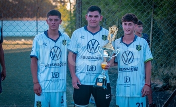 Imagen de la nota: Embajadores recibió su premio de campeón